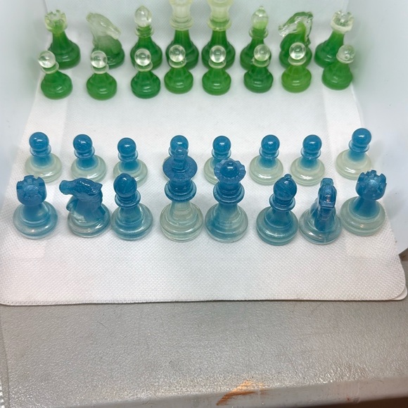 Meet your Posher, Lee . Unique pieces available here ! Enjoy shopping! - Picture 6 of 7